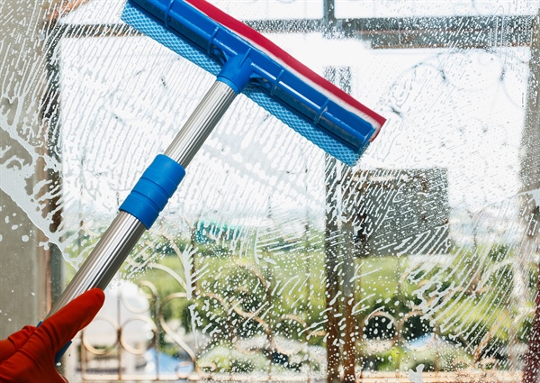 Difference Between Window Washing and Window Cleaning Explained